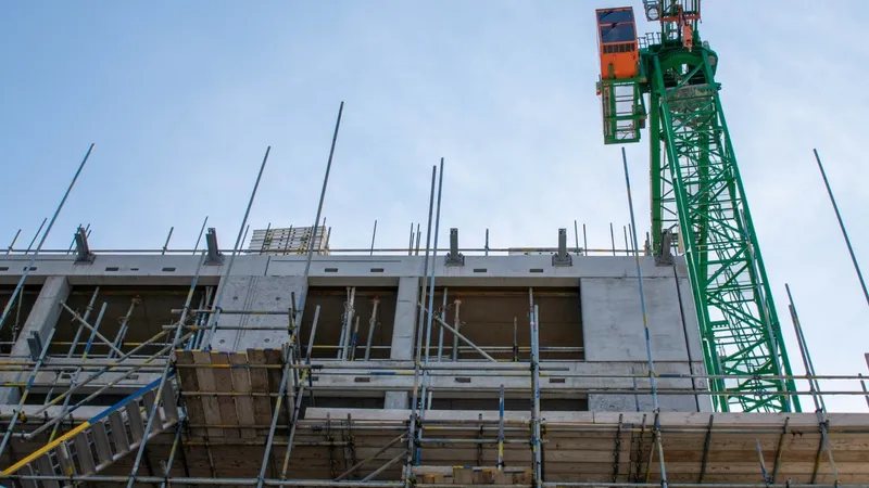 Precast vs. In-Situ Concrete: A Data-Driven Analysis to Settle the Debate